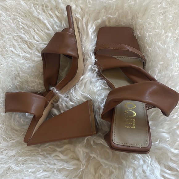 Camel colored squat toed heels - Picture 4 of 5